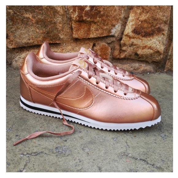 NIKE ROSE GOLD BRONZE WOMENS SHOES SIZE 8.5 SE - Picture 3 of 8